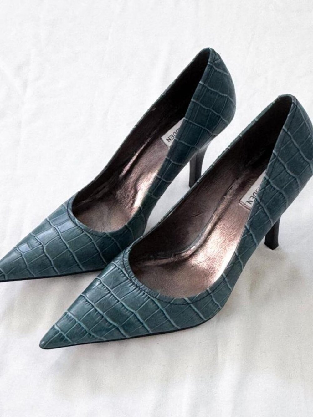 Steve madden edgy blue embossed croc leather pumps with a pointed toe